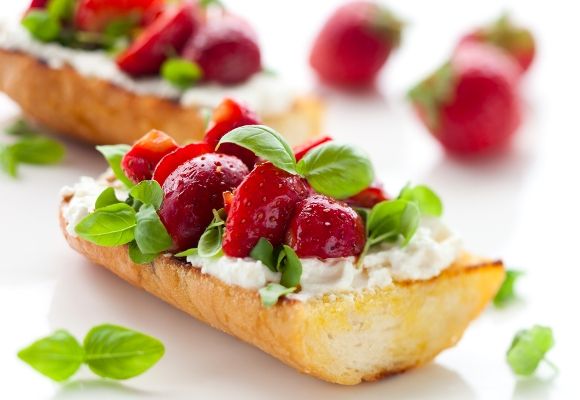 Брускеты с помидорами и базиликом